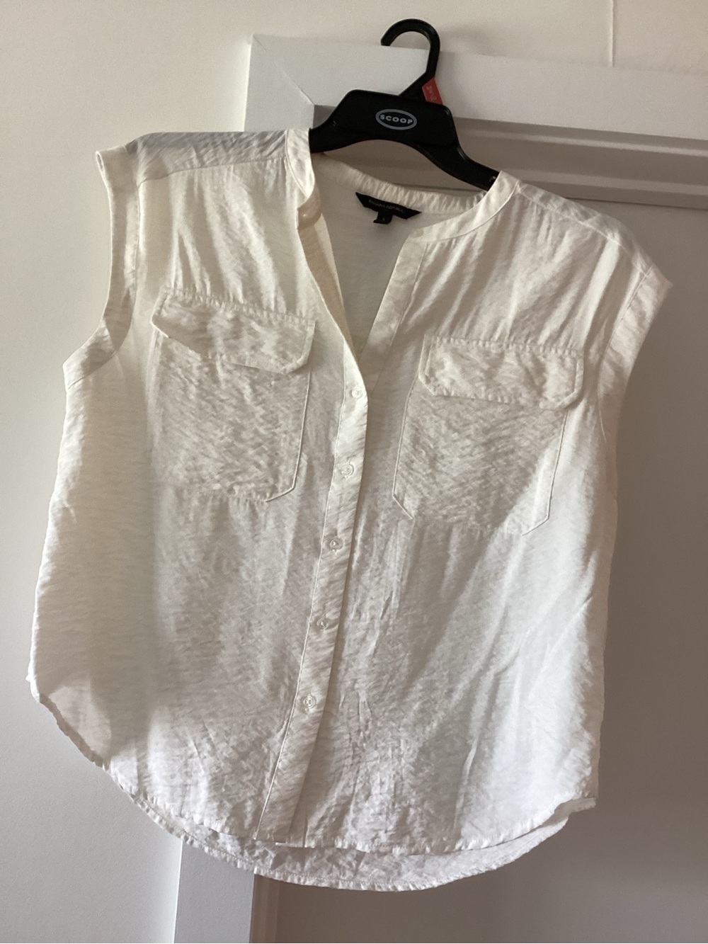 Banana Republic Cream Sleeveless Button-Down Pocket Top